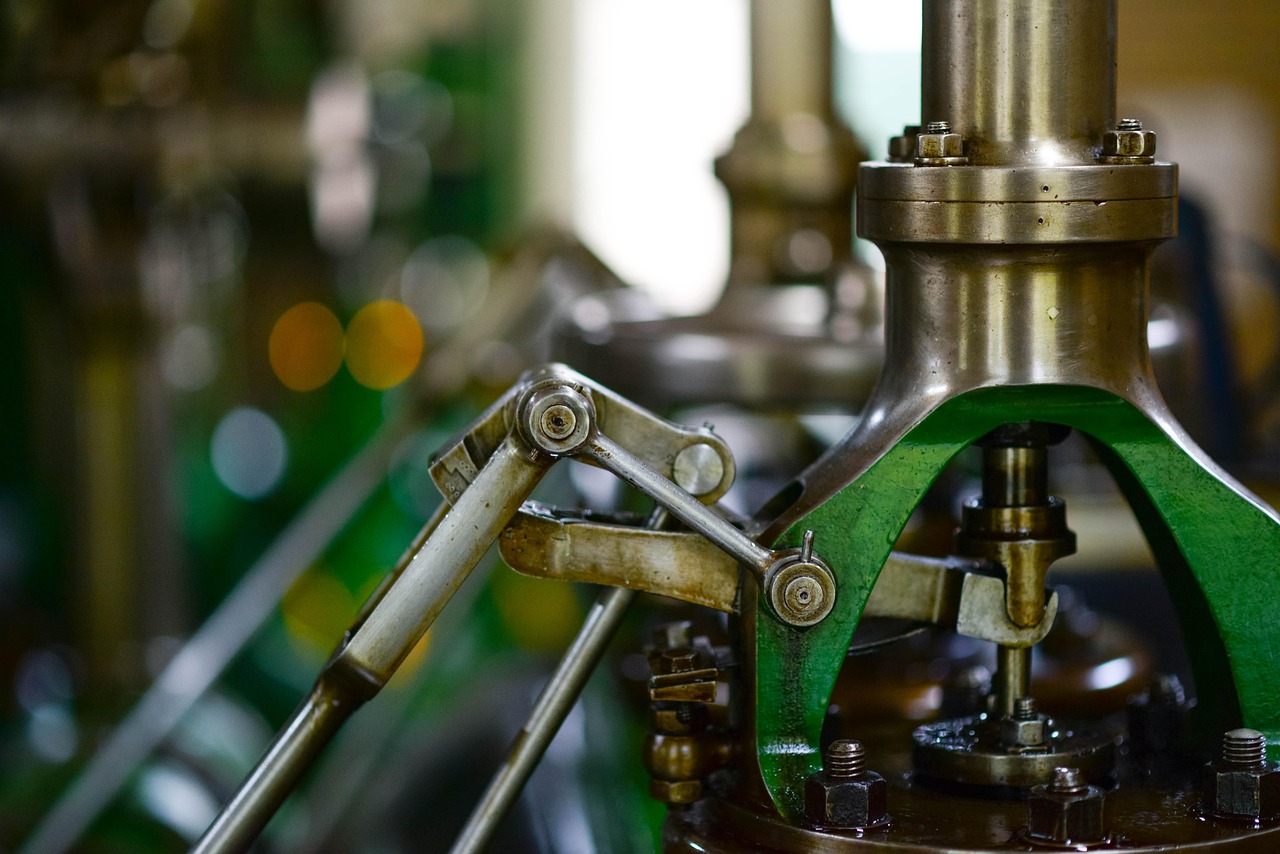 Atelier de précision industrielle où les outils sont réglés au fil des évolutions