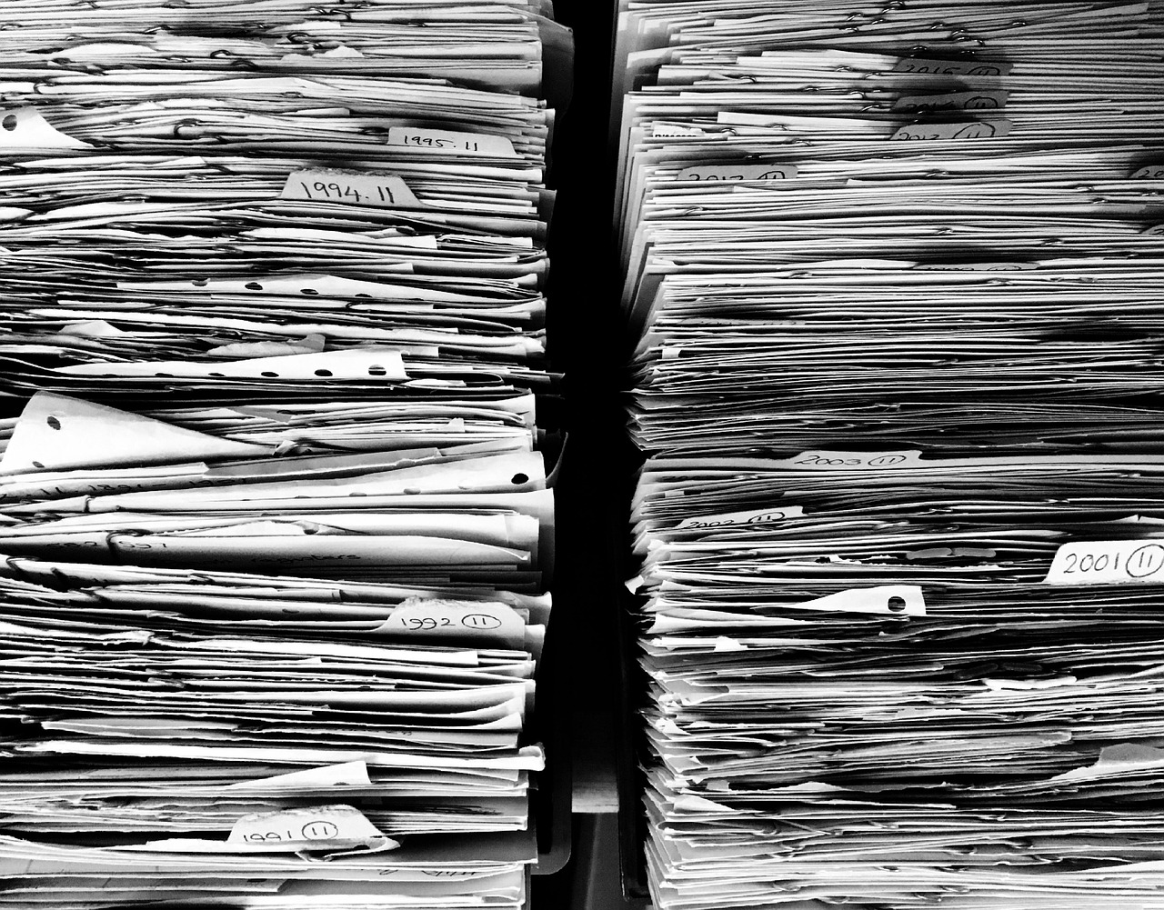 Dossiers et documents administratifs d'une PME industrielle à traiter