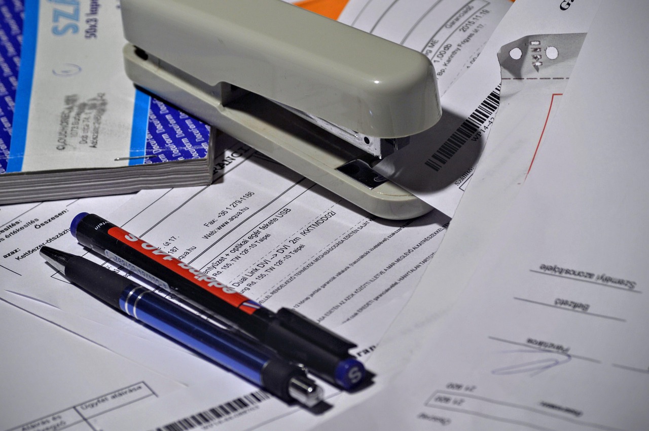 Facture fournisseur et poste de saisie comptable en PME industrielle