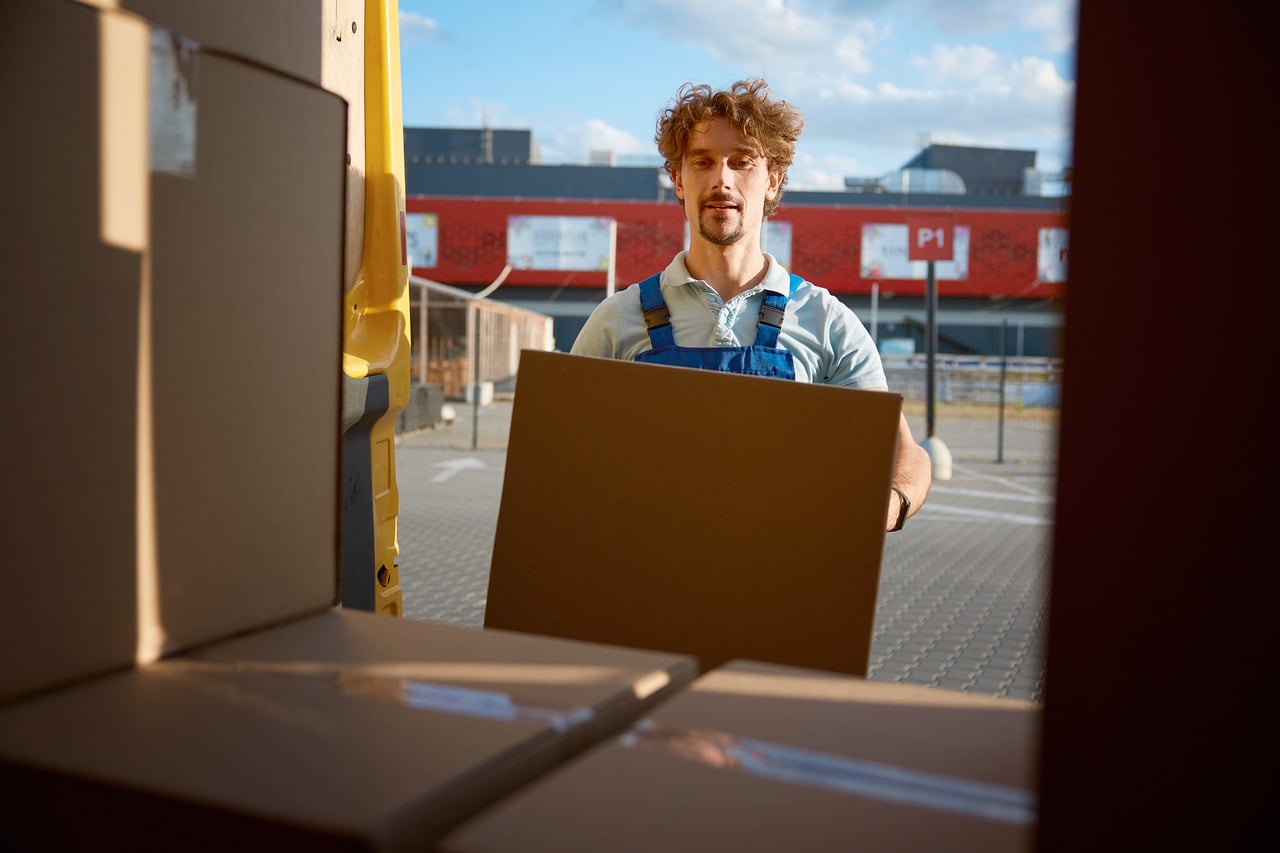 Poste d'administration des ventes gérant la logistique et les commandes clients en industrie
