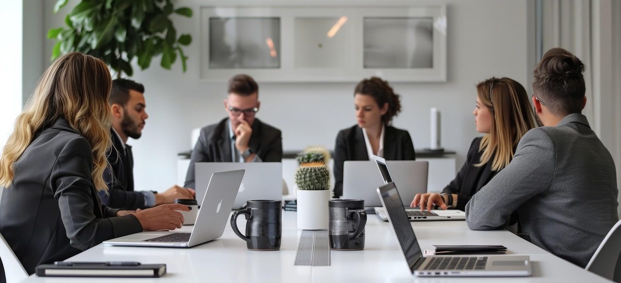 Équipe Essorio en atelier de travail avec un client industriel