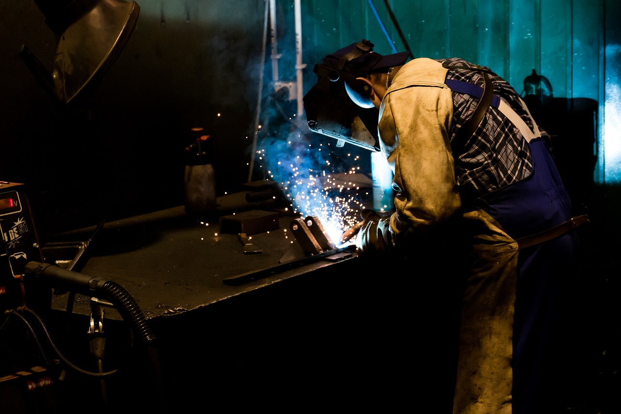 Atelier de sous-traitance industrielle avec pièces mécaniques en cours de fabrication